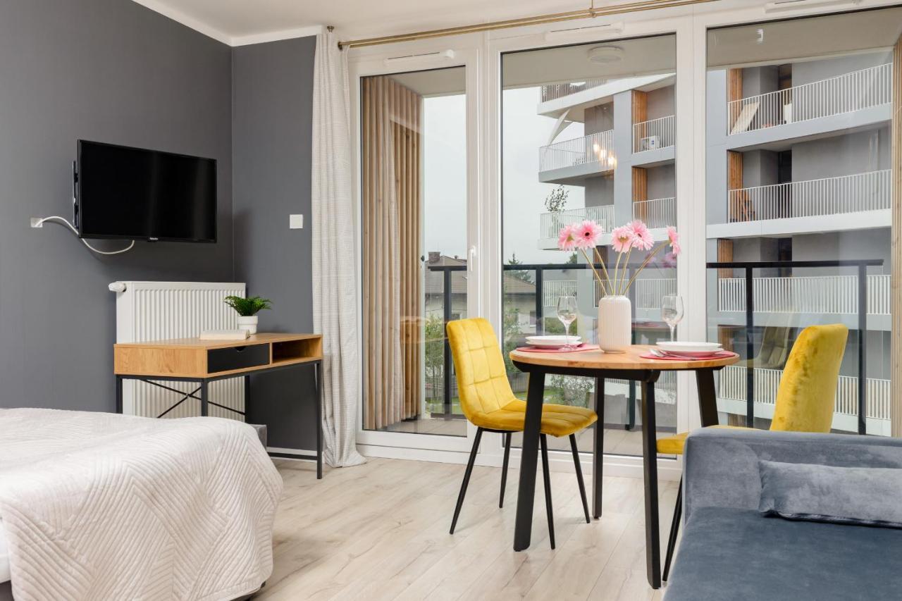 Studio With Balcony Warsaw Kokoryczki By Noclegi Renters Екстер'єр фото