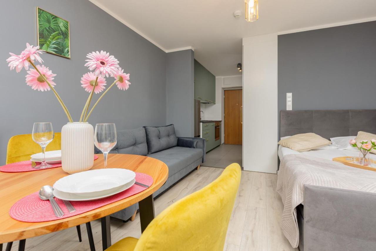 Studio With Balcony Warsaw Kokoryczki By Noclegi Renters Екстер'єр фото