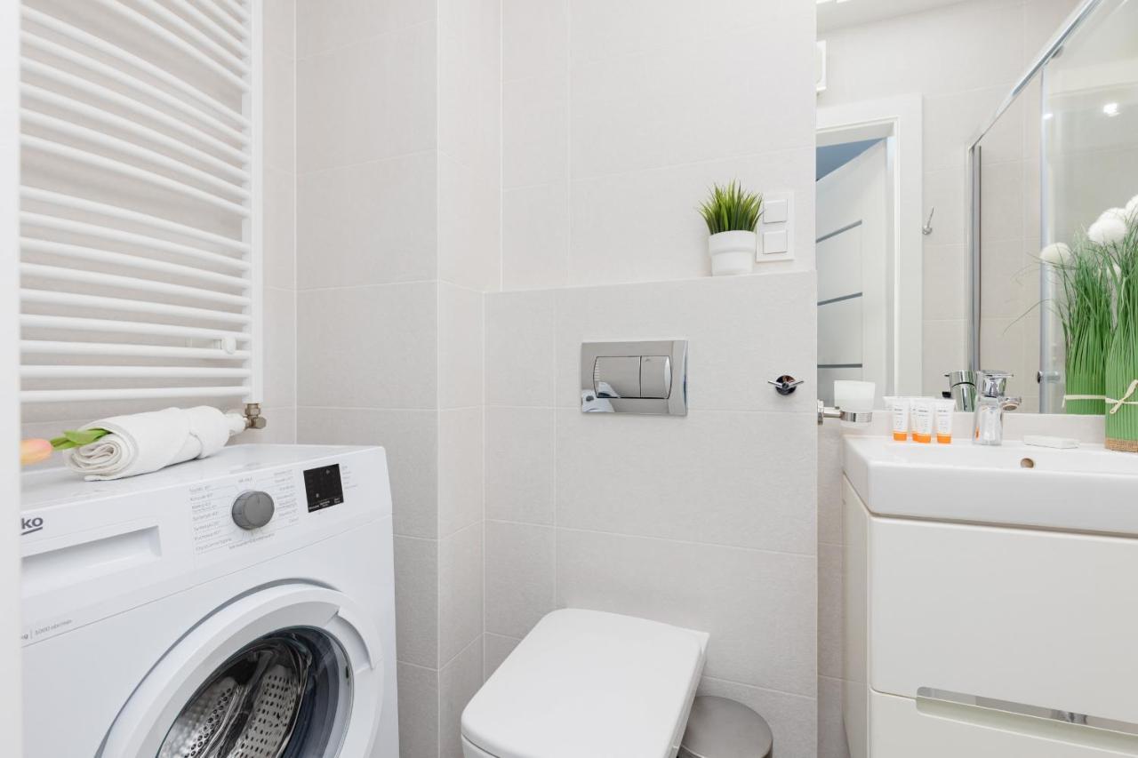 Studio With Balcony Warsaw Kokoryczki By Noclegi Renters Екстер'єр фото