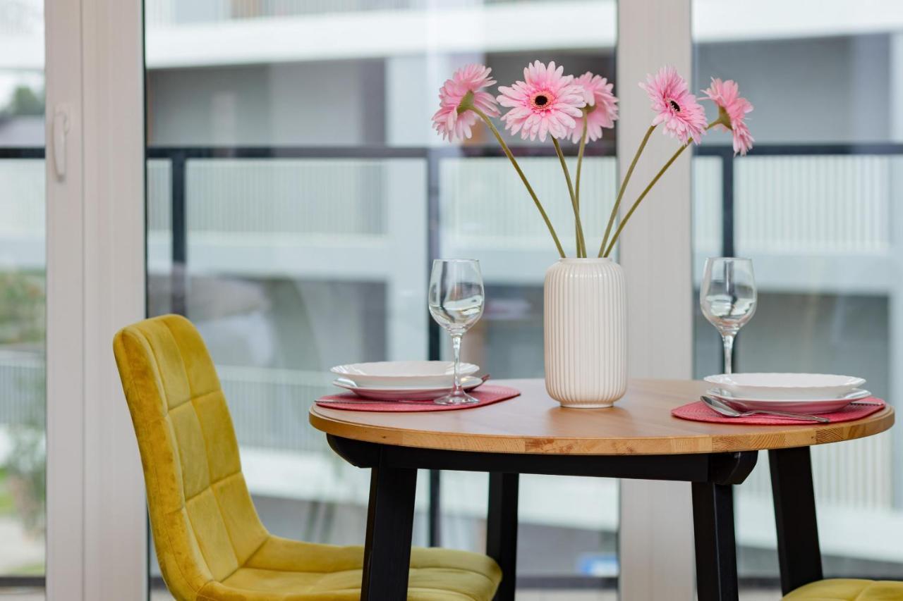 Studio With Balcony Warsaw Kokoryczki By Noclegi Renters Екстер'єр фото