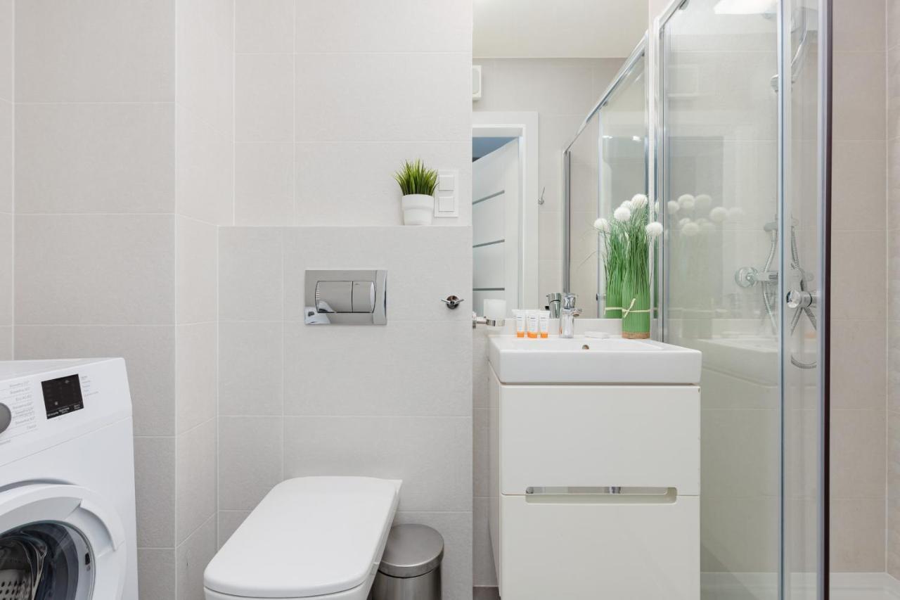 Studio With Balcony Warsaw Kokoryczki By Noclegi Renters Екстер'єр фото